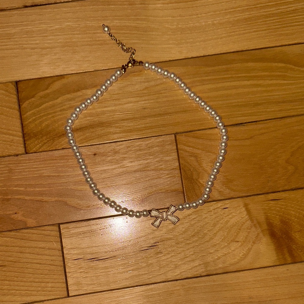 Elegant Pearl Necklace with Silver Accents